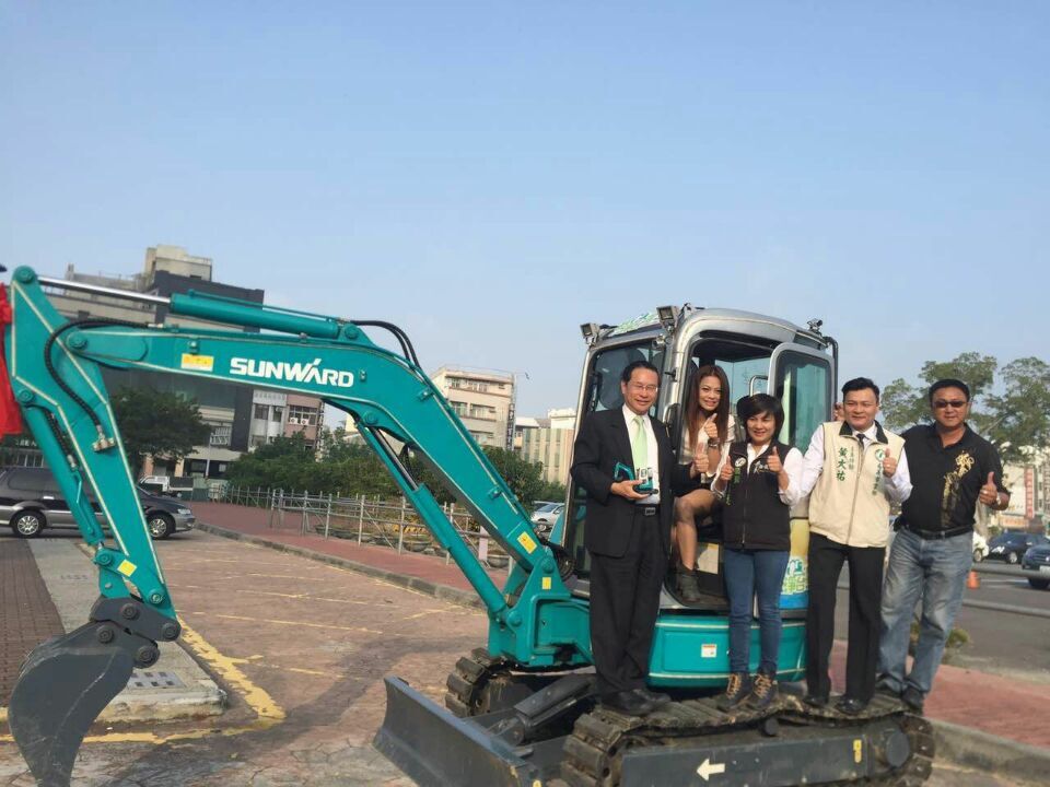 嘉義市长大赞壹定发智能挖掘机环台义举