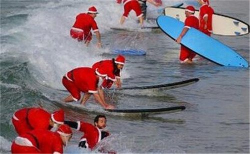 320名圣诞老人整体冲浪？？？？八一八圣诞节奇闻趣事