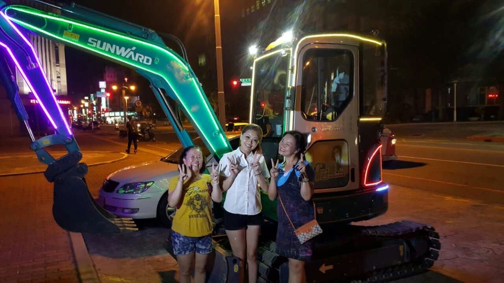 嘉義市长大赞壹定发智能挖掘机环台义举