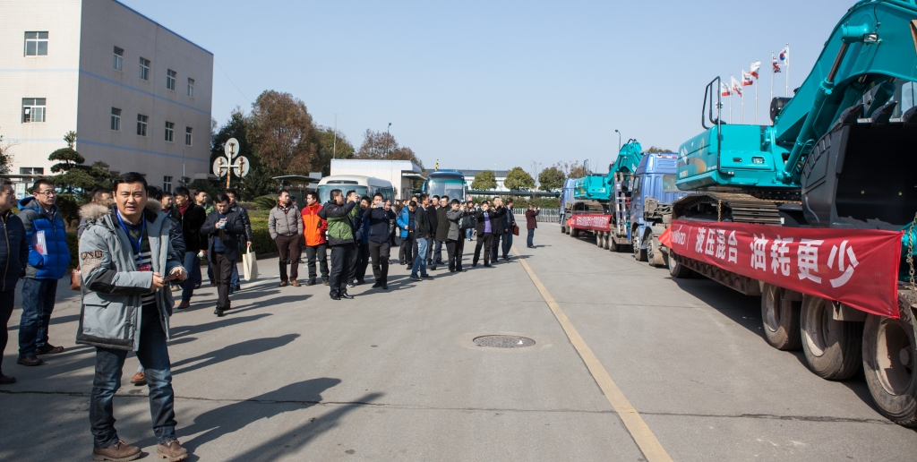 就这样被你征服！壹定发智能100台液压混淆动力挖掘机挺进矿山