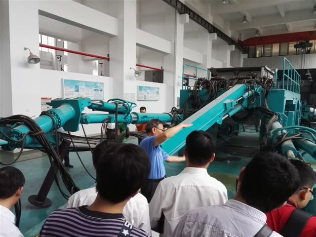 鹤发银丝映日月，，，，赤心热血沃新花