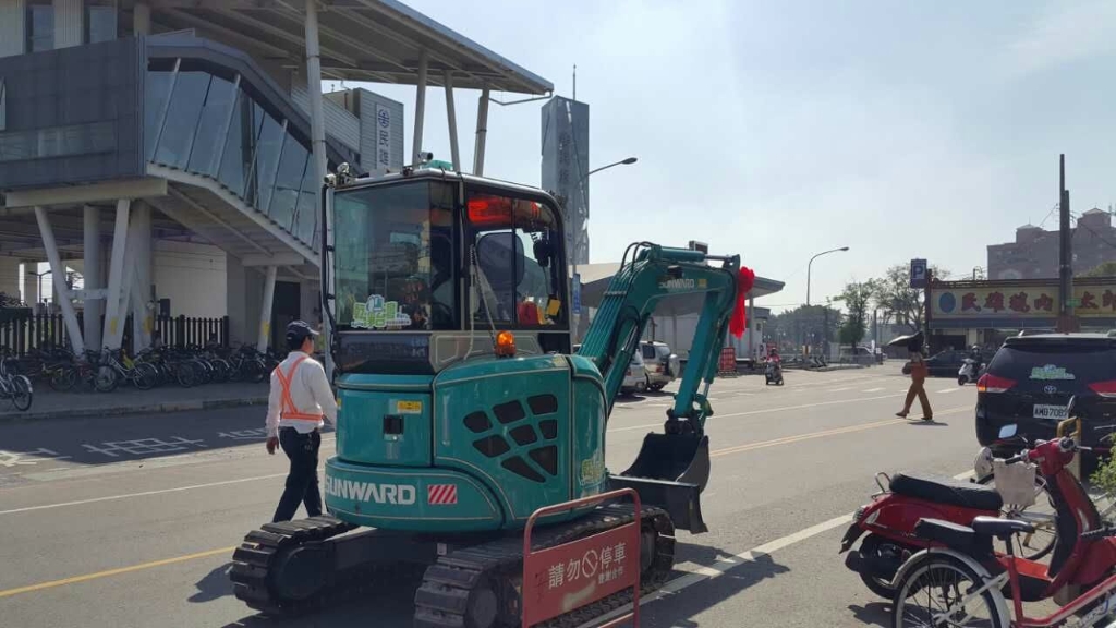 嘉義市长大赞壹定发智能挖掘机环台义举