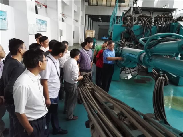 鹤发银丝映日月，，，，赤心热血沃新花