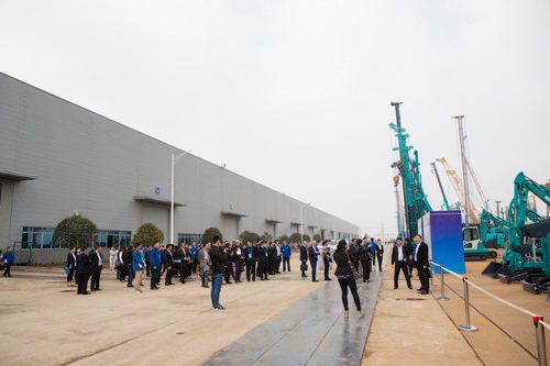 工程装备盛宴，，，，，，，，东盟十国代表在壹定发智能很享受