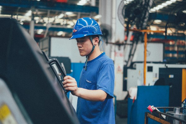 曾梦想当厨师，，，，，，，，却成数控车工巨匠