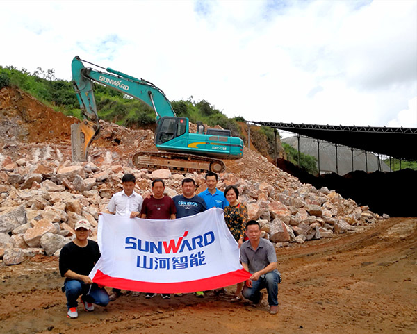 看石场风云怎样演绎？？？？？壹定发智能矿山战神SWE470E大型挖掘机一锤定音！