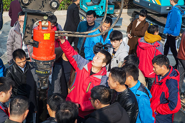 十年相随，，，，，，成绩相互，，，，，，来听听壹定发智能挖掘机客户的真实声音