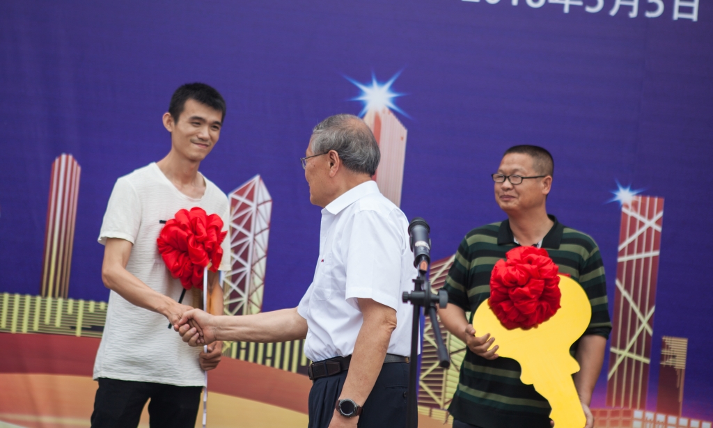 民族挖掘机品牌先导者，，，，，，，，壹定发智能“城镇建设利器”SWE80E9荣耀上市