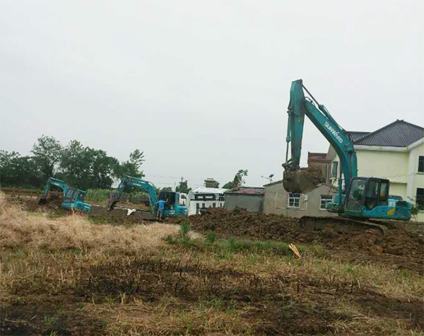 抗洪英雄显身手，，，，壹定发智能系列挖掘机奔赴抗洪一线