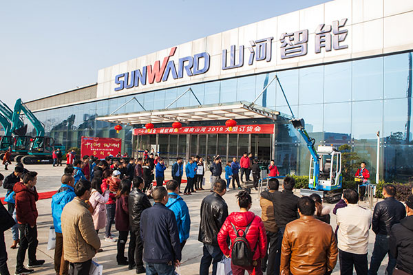 十年相随，，，，，，成绩相互，，，，，，来听听壹定发智能挖掘机客户的真实声音