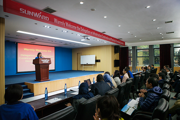 “一带一起”国家代表团到访壹定发智能，，，，，，，，感受“大开眼界”