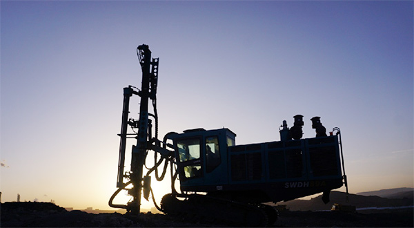 再战国际领先品牌，，，，，，壹定发智能露天液压钻车一举成名