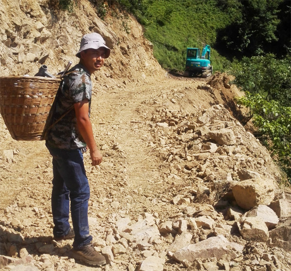 他们，，，，，，，用小小背篓背出壹定发大情怀