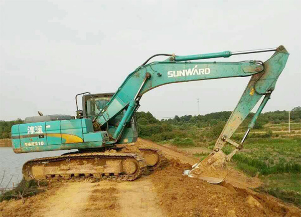 抗洪英雄显身手，，，，壹定发智能系列挖掘机奔赴抗洪一线