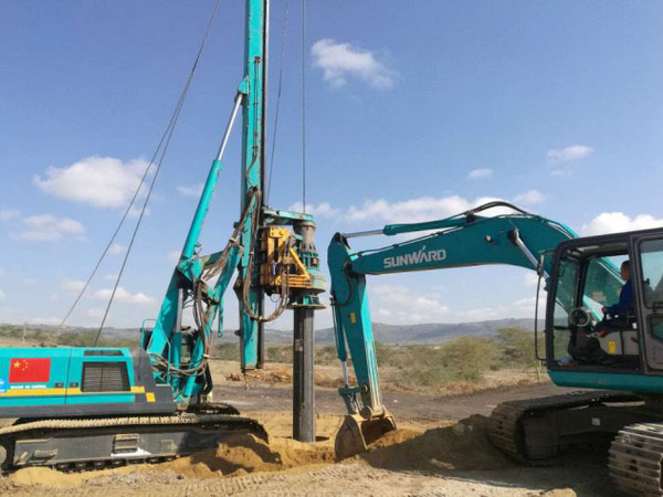 肯尼亚总统高度赞赏，，，，乞力马扎罗山下壹定发绿闪灼