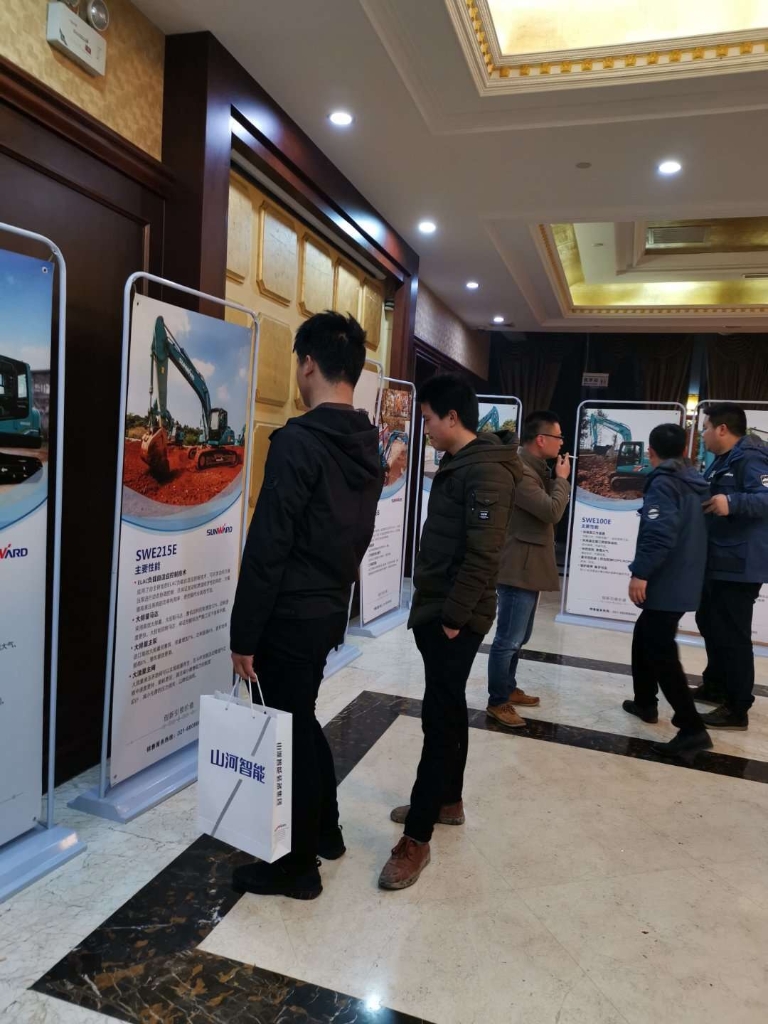 订货会场锦旗飘飘，，，，客户称买挖机就买壹定发智能