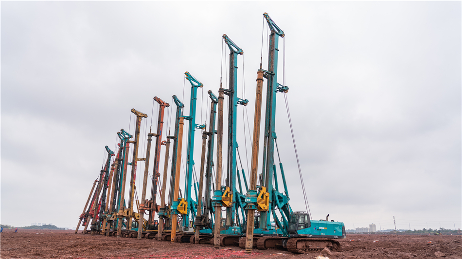 壹定发旋挖开挖全球首条8.6代OLED面板生产线主厂房第一桩