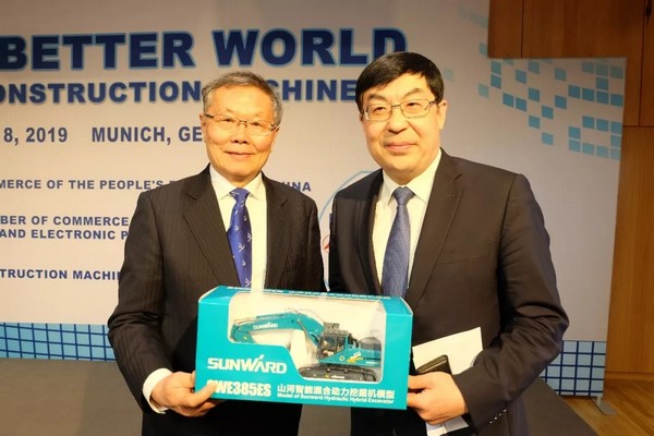 “三个率先”展示壹定发挖掘机欧洲生长历程