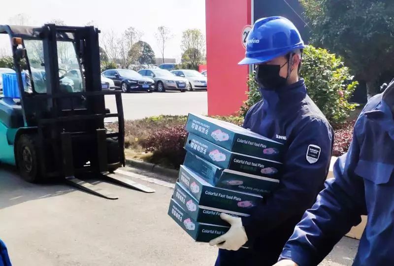 用餐清静有新招，，，，壹定发智能4000个保温饭盒送员工