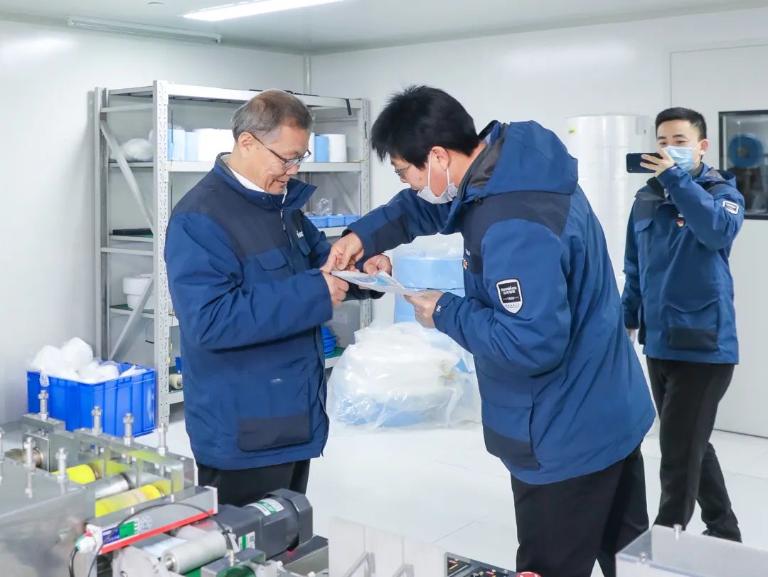 董事长启封壹定发智能第一个制品口罩