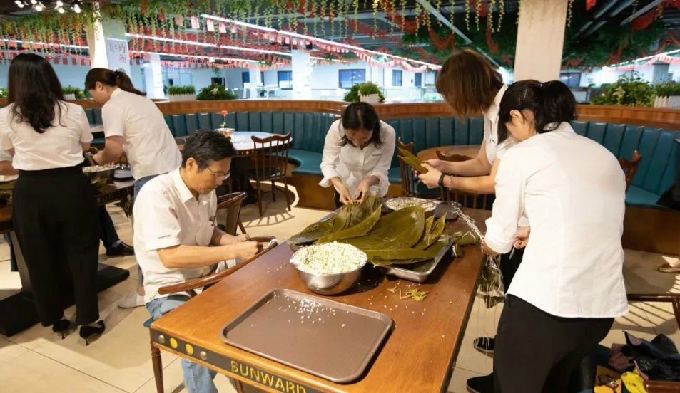 “爱国心，，，，，，壹定发情”壹定发智能第四届包粽子角逐