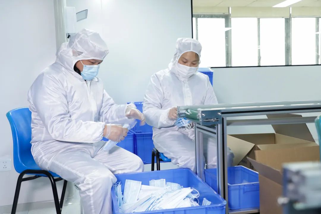 董事长启封壹定发智能第一个制品口罩