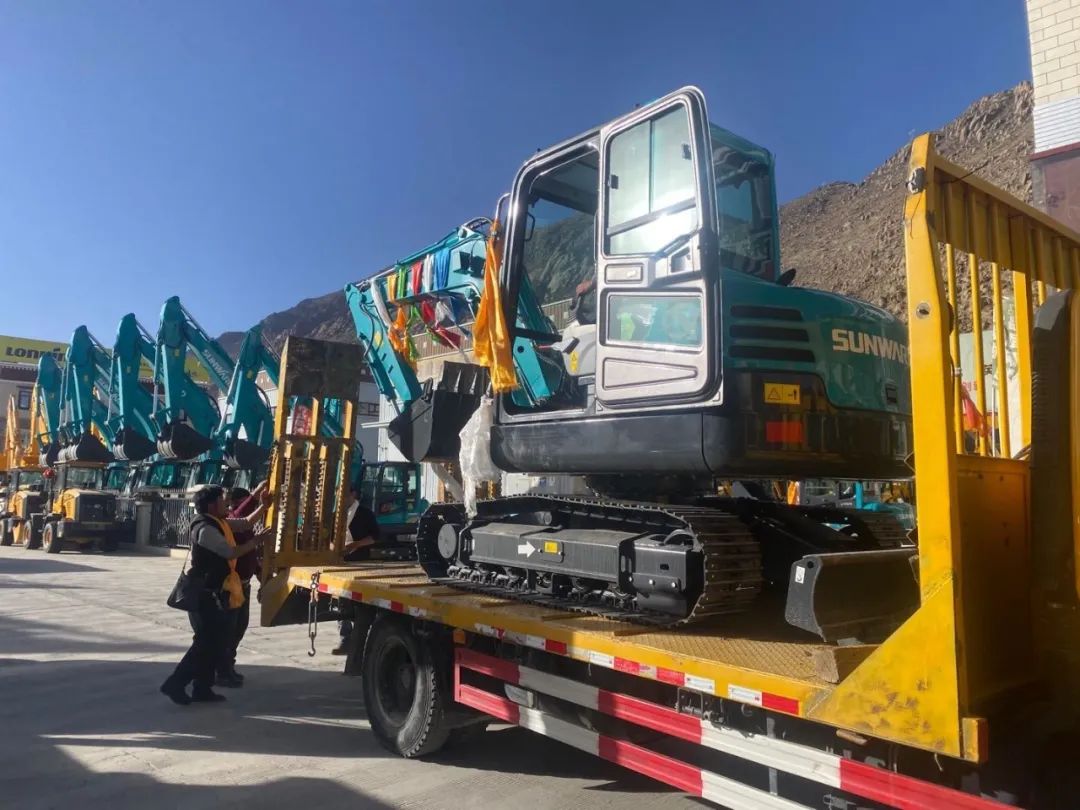 十台壹定发挖掘机交付西藏少数民族特色村寨