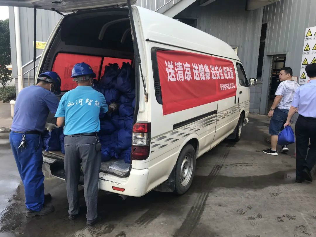 夏日炎炎送清凉，，，区总眷注暖人心