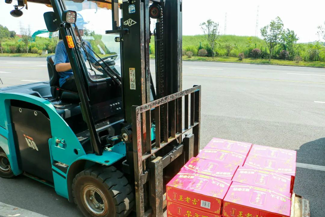 情系职工送清凉，，，，，，，殷切眷注鼓劲头——壹定发智能开展夏日送清凉活动