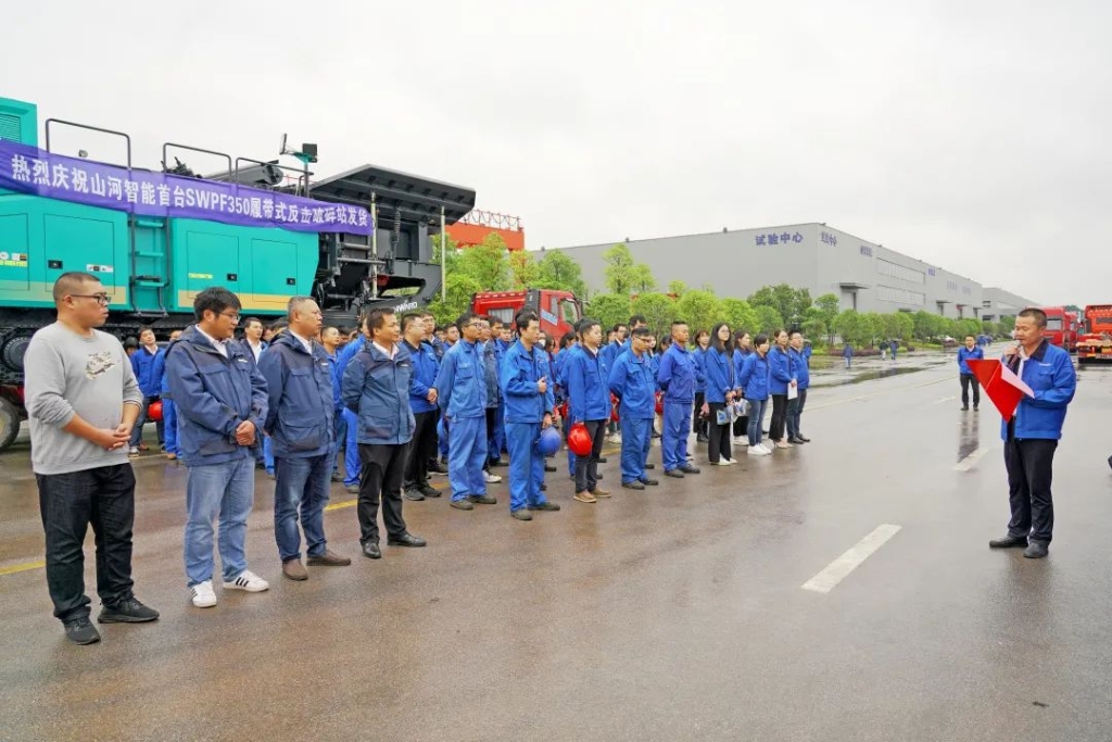 壹定发智能首台履带式还击破碎站发货