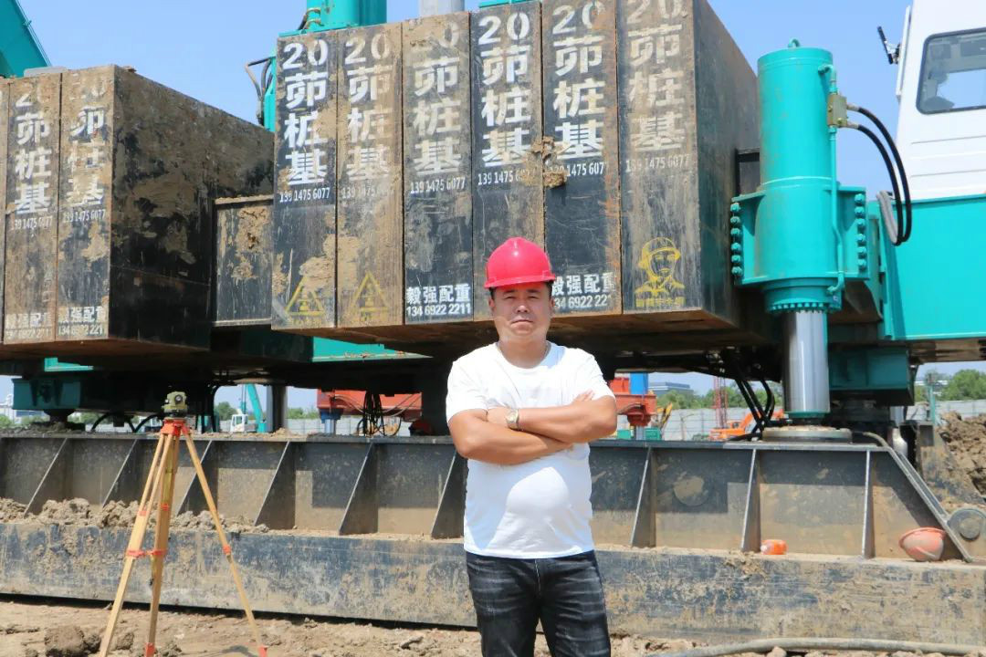 液压静力压桩机从1台到21台，，，，，，，他只用了8年！