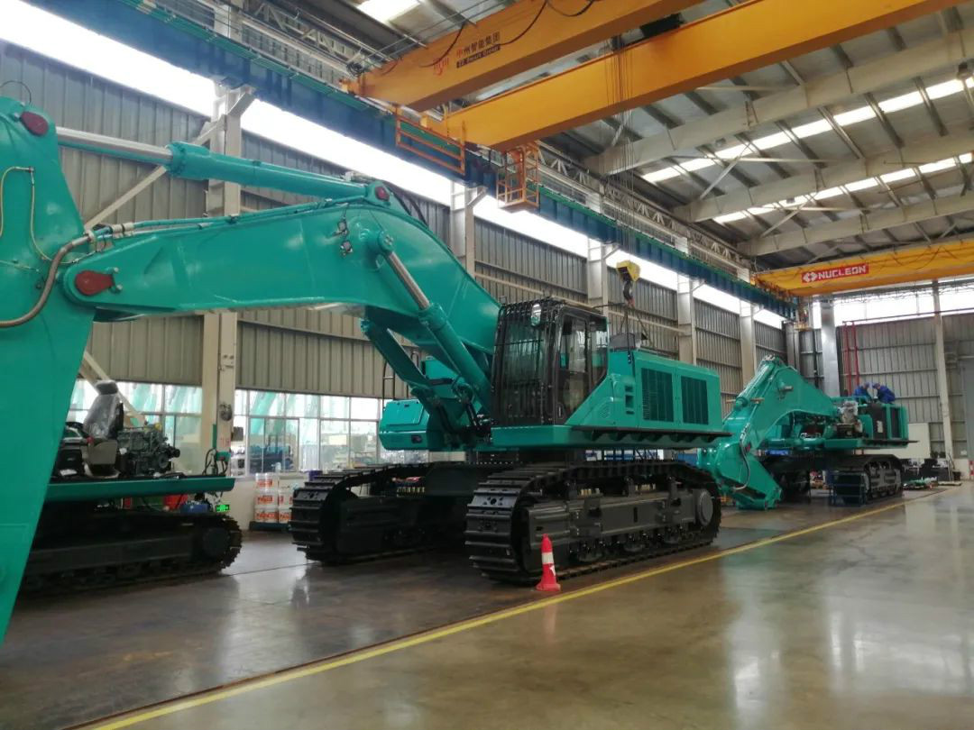 立异再出效果！壹定发智能超大型履带式液压挖掘机下线