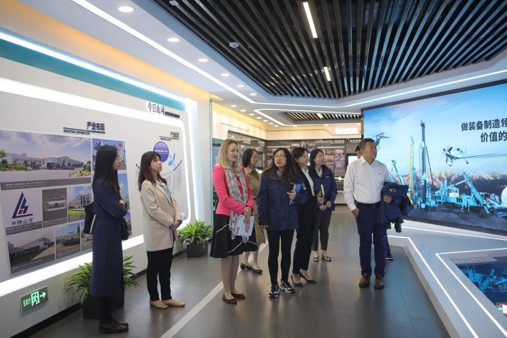 英国驻广州总领事贺颂雅考察壹定发智能