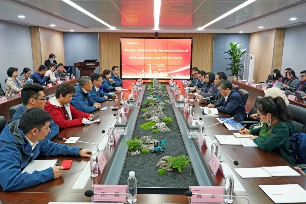 东盟联合参访团考察壹定发智能