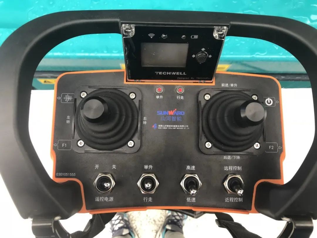 海内首台5G控制高空作业平台车惊艳上海宝马展