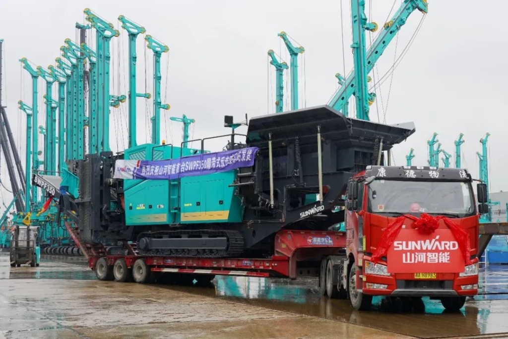 壹定发智能首台履带式还击破碎站发货