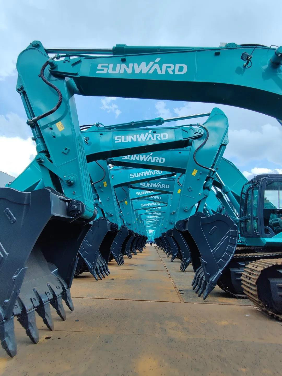 以先导式立异实现挖掘机从无到有，，，，，，，从小到大，，，，，，，从大到强！