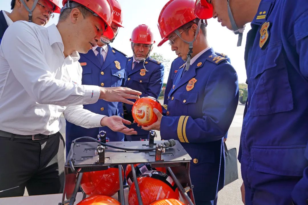 考察无人化妆备 高宁宇到访壹定发智能