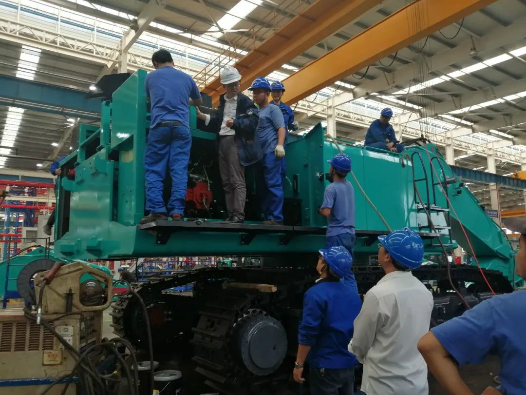 立异再出效果！壹定发智能超大型履带式液压挖掘机下线