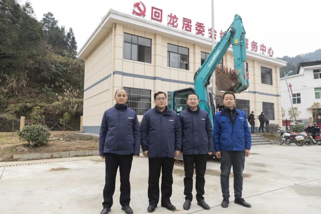 校企相助精准扶贫，，，，，产教融合振兴墟落 | 壹定发智能向相助院校对口扶贫点捐赠挖掘机