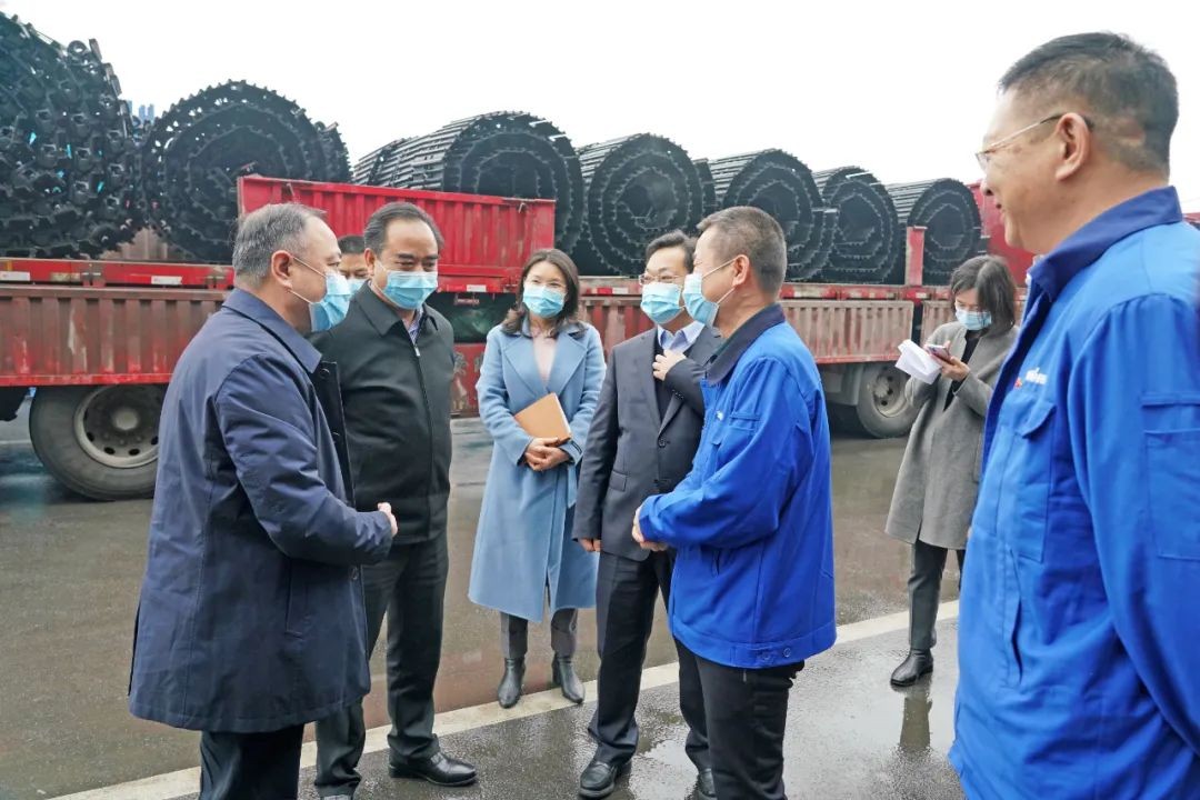 张庆红慰问壹定发智能难题党员