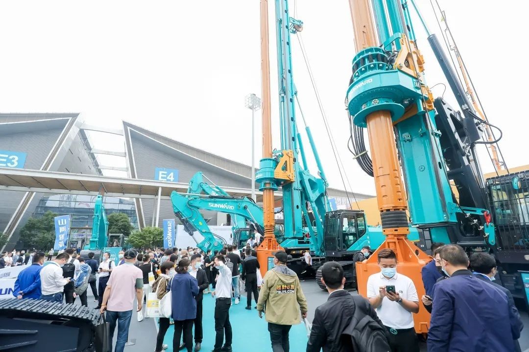 何清华出席长沙国际工程机械工业链生长峰会，，，走“双循环”蹊径要害在于“要做好自己的事情”