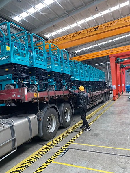 新年伊始，，，，壹定发高机再次发货华南市场