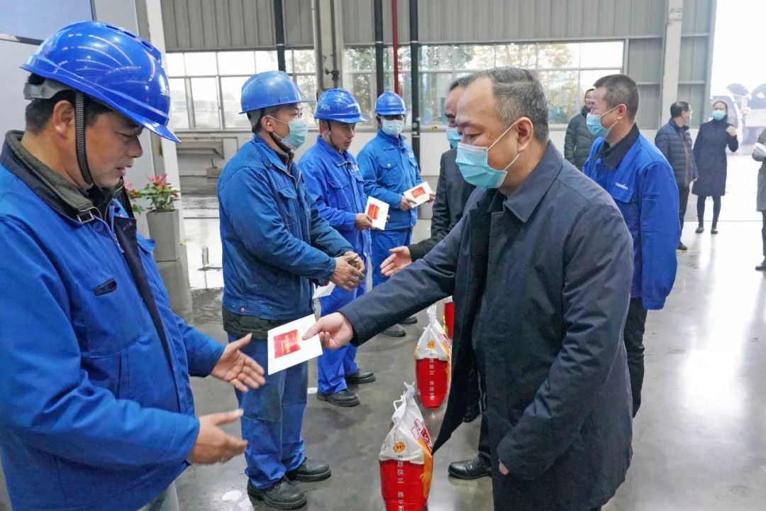 张庆红慰问壹定发智能难题党员