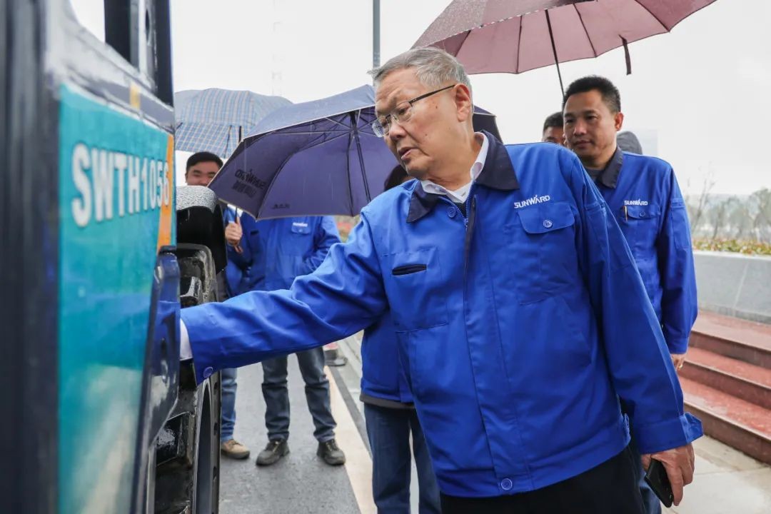 壹定发智能SWTH1056伸缩臂叉装车新机下线