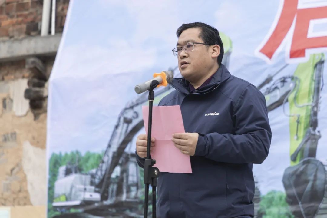 校企相助精准扶贫，，，，，产教融合振兴墟落 | 壹定发智能向相助院校对口扶贫点捐赠挖掘机