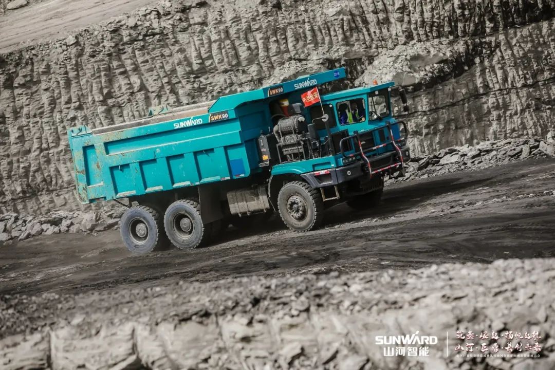 “矿”世能手，，，，，，，齐聚壹定发智能挖掘机操作手挑战赛