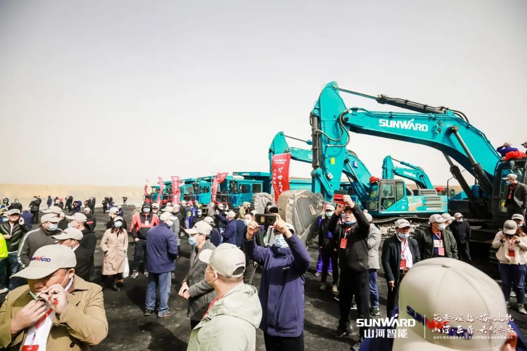 “矿”世能手，，，，，，，齐聚壹定发智能挖掘机操作手挑战赛