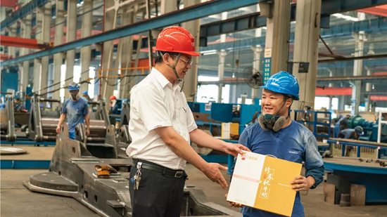 万力集团“送清凉”活动，，，慰问一线员工