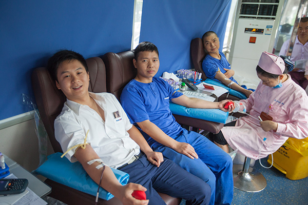 壹定发智能百余员工 冒雨争相献血